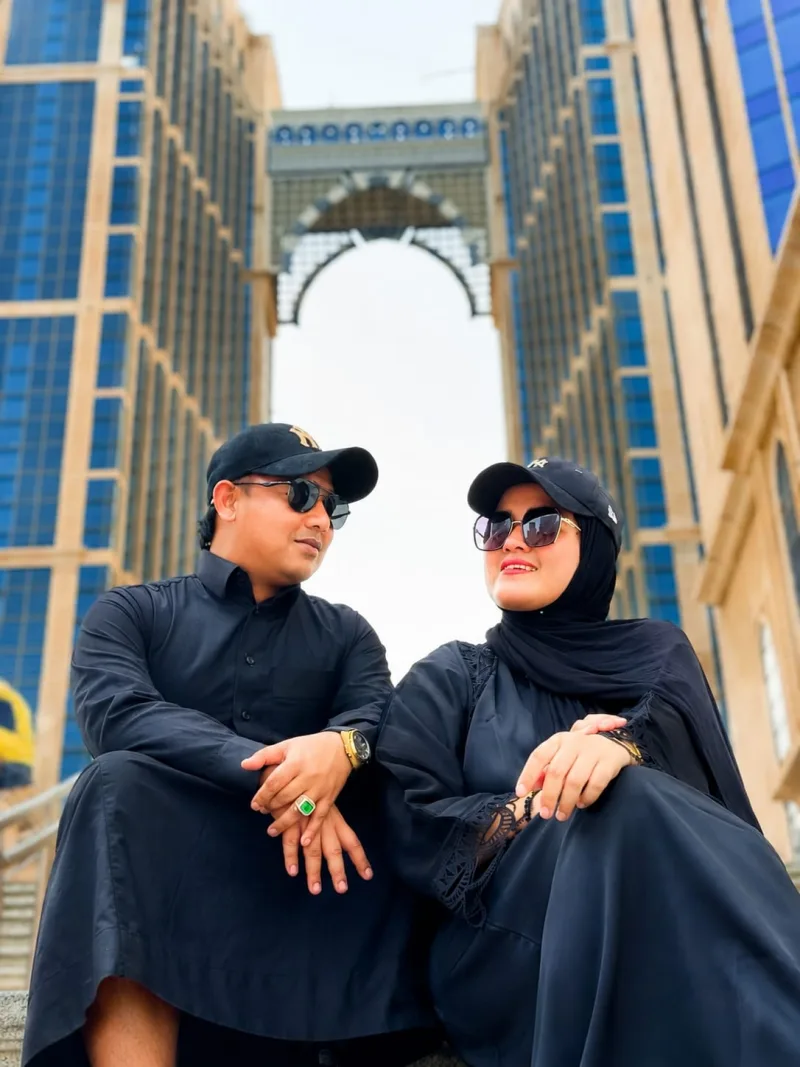 Foto: H. Yudik bersama istrinya mengabadikan momen di depan Mekkah Tower, Arab Saudi.