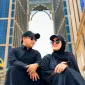 Foto: H. Yudik bersama istrinya mengabadikan momen di depan Mekkah Tower, Arab Saudi.