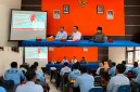 Foto: Kepala DLH Kabupaten Sumenep, Anwar Sahroni Yusuf, AP., M.Si. (tengah), saat memberikan paparan pada sosialisasi pengelolaan air limbah dan persampahan SPPG.