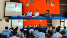 Foto: Kepala DLH Kabupaten Sumenep, Anwar Sahroni Yusuf, AP., M.Si. (tengah), saat memberikan paparan pada sosialisasi pengelolaan air limbah dan persampahan SPPG.