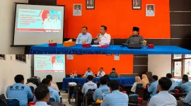 Foto: Kepala DLH Kabupaten Sumenep, Anwar Sahroni Yusuf, AP., M.Si. (tengah), saat memberikan paparan pada sosialisasi pengelolaan air limbah dan persampahan SPPG.