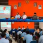 Foto: Kepala DLH Kabupaten Sumenep, Anwar Sahroni Yusuf, AP., M.Si. (tengah), saat memberikan paparan pada sosialisasi pengelolaan air limbah dan persampahan SPPG.