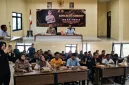 Foto: Kapolresta Sumenep berdialog dengan insan pers, aktivis, dan mahasiswa dalam forum silaturahmi.