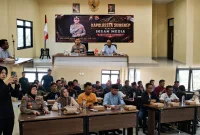Foto: Kapolresta Sumenep berdialog dengan insan pers, aktivis, dan mahasiswa dalam forum silaturahmi.