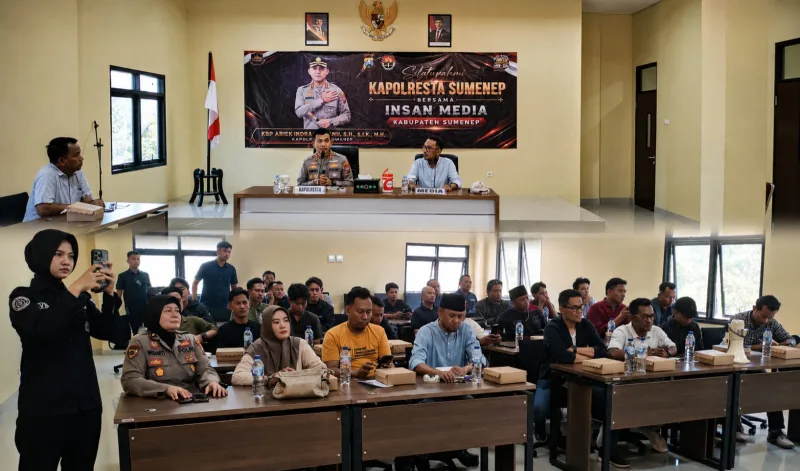 Foto: Kapolresta Sumenep berdialog dengan insan pers, aktivis, dan mahasiswa dalam forum silaturahmi.