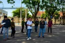 Foto: Direktur LBH Taretan Legal Justitia, Zainurrozi, menyampaikan aspirasi dalam aksi Jaring Demokrasi Sumekar di depan Mapolresta Sumenep, Jumat (24/7/2026).