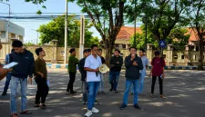 Foto: Direktur LBH Taretan Legal Justitia, Zainurrozi, menyampaikan aspirasi dalam aksi Jaring Demokrasi Sumekar di depan Mapolresta Sumenep, Jumat (24/7/2026).