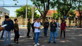Foto: Direktur LBH Taretan Legal Justitia, Zainurrozi, menyampaikan aspirasi dalam aksi Jaring Demokrasi Sumekar di depan Mapolresta Sumenep, Jumat (24/7/2026).