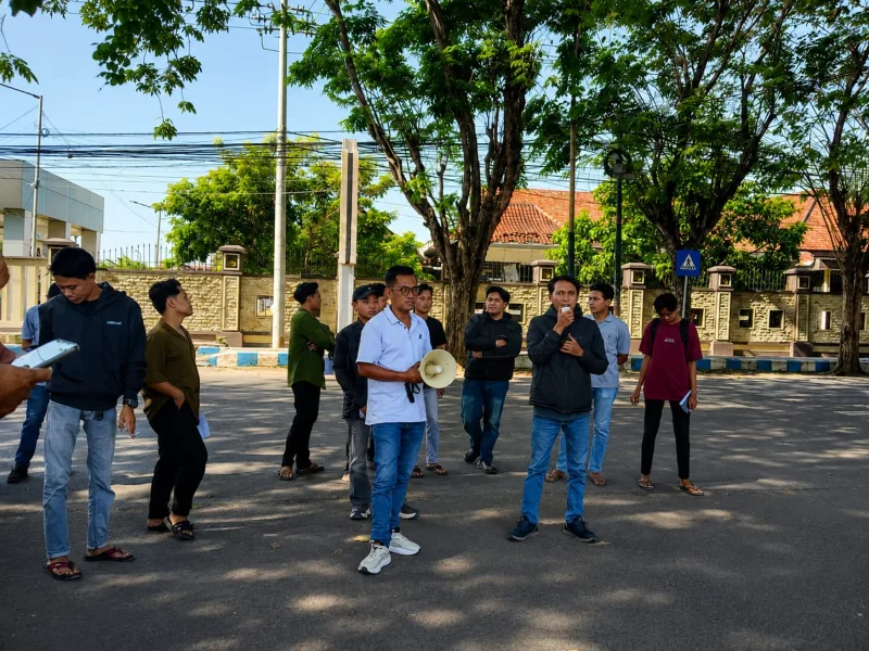 Foto: Direktur LBH Taretan Legal Justitia, Zainurrozi, menyampaikan aspirasi dalam aksi Jaring Demokrasi Sumekar di depan Mapolresta Sumenep, Jumat (24/7/2026).