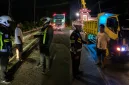 Foto: Petugas Satlantas Polresta Sumenep memberikan imbauan kepada sopir truk saat patroli malam.
