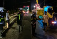 Foto: Petugas Satlantas Polresta Sumenep memberikan imbauan kepada sopir truk saat patroli malam.