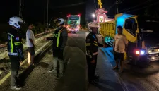 Foto: Petugas Satlantas Polresta Sumenep memberikan imbauan kepada sopir truk saat patroli malam.