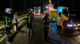Foto: Petugas Satlantas Polresta Sumenep memberikan imbauan kepada sopir truk saat patroli malam.