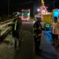 Foto: Petugas Satlantas Polresta Sumenep memberikan imbauan kepada sopir truk saat patroli malam.