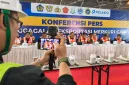 Foto: Bea Cukai dan Polri menggelar konferensi pers terkait pengungkapan penyelundupan 3,4 ton merkuri cair di Surabaya.