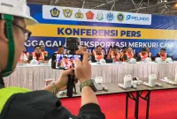 Foto: Bea Cukai dan Polri menggelar konferensi pers terkait pengungkapan penyelundupan 3,4 ton merkuri cair di Surabaya.