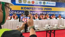 Foto: Bea Cukai dan Polri menggelar konferensi pers terkait pengungkapan penyelundupan 3,4 ton merkuri cair di Surabaya.