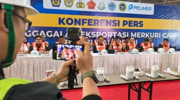 Foto: Bea Cukai dan Polri menggelar konferensi pers terkait pengungkapan penyelundupan 3,4 ton merkuri cair di Surabaya.