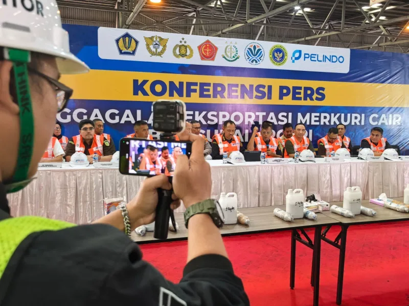 Foto: Bea Cukai dan Polri menggelar konferensi pers terkait pengungkapan penyelundupan 3,4 ton merkuri cair di Surabaya.