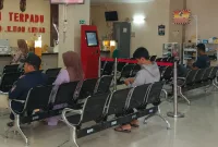 Suasana aktivitas pelayanan di ruang tunggu Poli Terpadu RSUD dr. H. Moh. Anwar Sumenep.