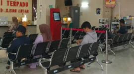 Suasana aktivitas pelayanan di ruang tunggu Poli Terpadu RSUD dr. H. Moh. Anwar Sumenep.