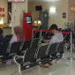 Suasana aktivitas pelayanan di ruang tunggu Poli Terpadu RSUD dr. H. Moh. Anwar Sumenep.