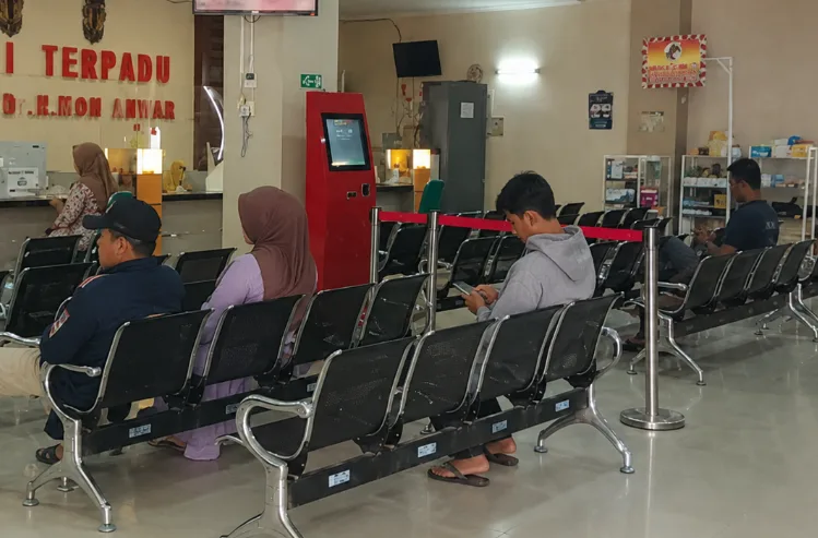Suasana aktivitas pelayanan di ruang tunggu Poli Terpadu RSUD dr. H. Moh. Anwar Sumenep.