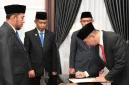 Kepala Inspektorat Kabupaten Sumenep menandatangani berita acara pelantikan usai pengambilan sumpah jabatan di Ruang PASA, Jumat (17/07/2026)