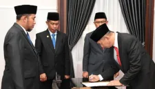 Kepala Inspektorat Kabupaten Sumenep menandatangani berita acara pelantikan usai pengambilan sumpah jabatan di Ruang PASA, Jumat (17/07/2026)
