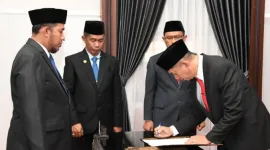 Kepala Inspektorat Kabupaten Sumenep menandatangani berita acara pelantikan usai pengambilan sumpah jabatan di Ruang PASA, Jumat (17/07/2026)