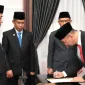 Kepala Inspektorat Kabupaten Sumenep menandatangani berita acara pelantikan usai pengambilan sumpah jabatan di Ruang PASA, Jumat (17/07/2026)
