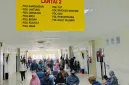 SUASANA PELAYANAN. Masyarakat menunggu antrean pelayanan di ruang tunggu lantai 2 RSUD dr. H. Moh. Anwar Sumenep.
