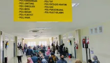 SUASANA PELAYANAN. Masyarakat menunggu antrean pelayanan di ruang tunggu lantai 2 RSUD dr. H. Moh. Anwar Sumenep.