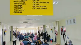 SUASANA PELAYANAN. Masyarakat menunggu antrean pelayanan di ruang tunggu lantai 2 RSUD dr. H. Moh. Anwar Sumenep.