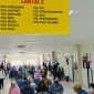 SUASANA PELAYANAN. Masyarakat menunggu antrean pelayanan di ruang tunggu lantai 2 RSUD dr. H. Moh. Anwar Sumenep.