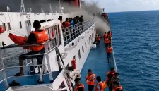 Foto: Kondisi KM Mutiara Sentosa 2 saat terbakar di perairan utara Sumenep, Minggu (2/8/2026).