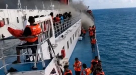 Foto: Kondisi KM Mutiara Sentosa 2 saat terbakar di perairan utara Sumenep, Minggu (2/8/2026).