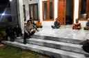 Foto: Warga bersama perangkat desa saat mediasi di Dusun Pesisir, Desa Essang, Sabtu dini hari (8/8/2026).