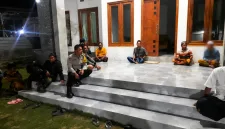 Foto: Warga bersama perangkat desa saat mediasi di Dusun Pesisir, Desa Essang, Sabtu dini hari (8/8/2026).