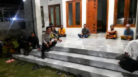 Foto: Warga bersama perangkat desa saat mediasi di Dusun Pesisir, Desa Essang, Sabtu dini hari (8/8/2026).