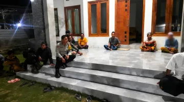 Foto: Warga bersama perangkat desa saat mediasi di Dusun Pesisir, Desa Essang, Sabtu dini hari (8/8/2026).
