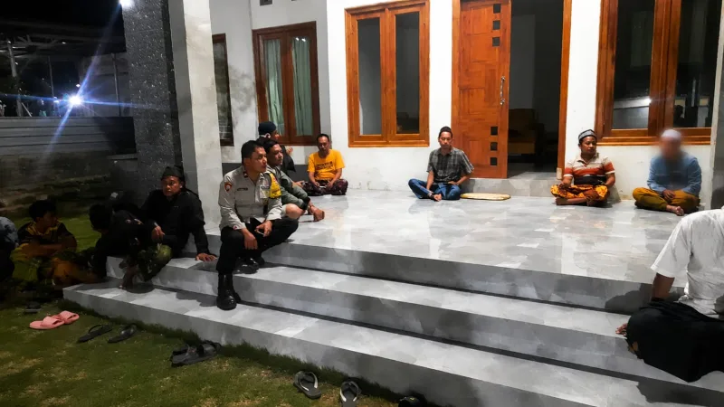 Foto: Warga bersama perangkat desa saat mediasi di Dusun Pesisir, Desa Essang, Sabtu dini hari (8/8/2026).