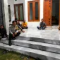 Foto: Warga bersama perangkat desa saat mediasi di Dusun Pesisir, Desa Essang, Sabtu dini hari (8/8/2026).