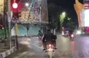 Foto: Pasi Intel Kodim 0827/Sumenep diduga dibonceng menggunakan kendaraan dinas saat melintas di Jalan Trunojoyo, Sumenep.