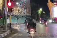 Foto: Pasi Intel Kodim 0827/Sumenep diduga dibonceng menggunakan kendaraan dinas saat melintas di Jalan Trunojoyo, Sumenep.