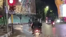 Foto: Pasi Intel Kodim 0827/Sumenep diduga dibonceng menggunakan kendaraan dinas saat melintas di Jalan Trunojoyo, Sumenep.