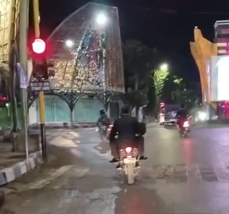 Foto: Pasi Intel Kodim 0827/Sumenep diduga dibonceng menggunakan kendaraan dinas saat melintas di Jalan Trunojoyo, Sumenep.