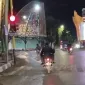 Foto: Pasi Intel Kodim 0827/Sumenep diduga dibonceng menggunakan kendaraan dinas saat melintas di Jalan Trunojoyo, Sumenep.