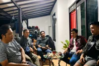 Foto: Kapten Inf Totok Subyantoro (kiri kedua) saat memberikan klarifikasi kepada Redaksi Media TrendiKabar.com, didampingi rekan-rekannya.