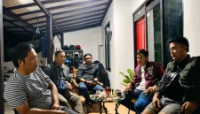 Foto: Kapten Inf Totok Subyantoro (kiri kedua) saat memberikan klarifikasi kepada Redaksi Media TrendiKabar.com, didampingi rekan-rekannya.